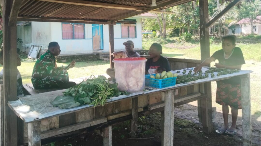 Dekat dengan Warga Babinsa Warsa Kunjungi Mama-Mama Penjual Pinang di Bosnabraidi