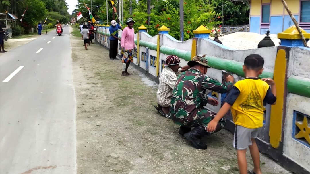 Semangat Kebersamaan, Babinsa Numfor dan Jemaat GKI Baitel Gotong-Royong Bersihkan Pagar Gereja