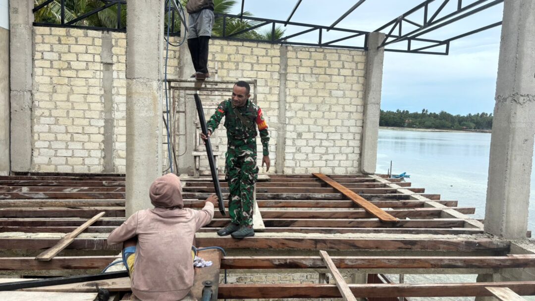 Sinergi TNI Bersama Rakyat, Babinsa Biak Kota Bantu Bangun Rumah Warga
