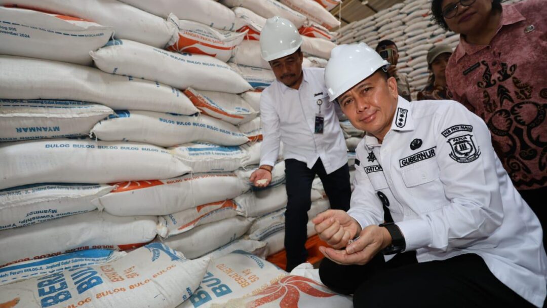 Pj Gubernur Papua Agus Fatoni Tinjau Gudang Bulog, Pastikan Stok Beras Aman hingga Empat Bulan Kedepan