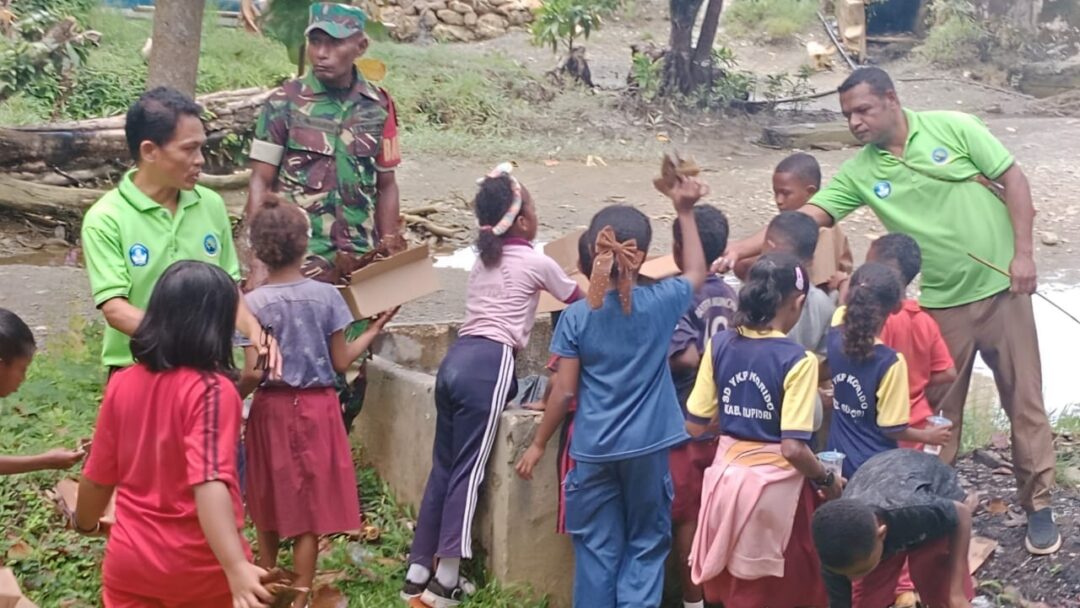 Bersama Jaga Lingkungan, Koramil Supiori Selatan Gerakan Aksi Peduli Kebersihan