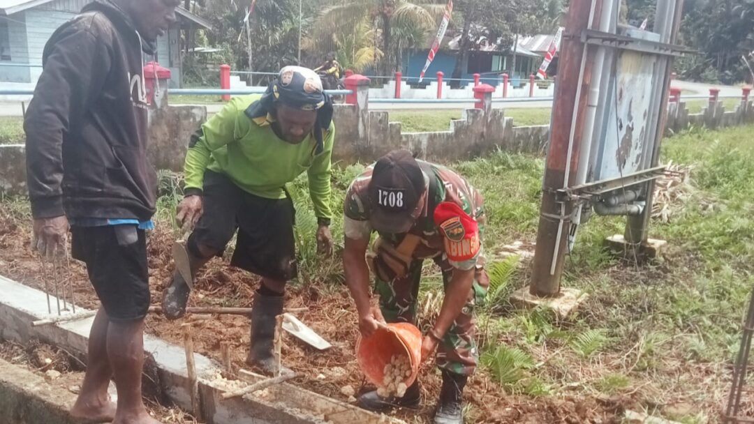 Wujud Kemanunggalan TNI-Rakyat, Babinsa Supiori Selatan Bantu Bangun Pagar di Kampung Yawerma