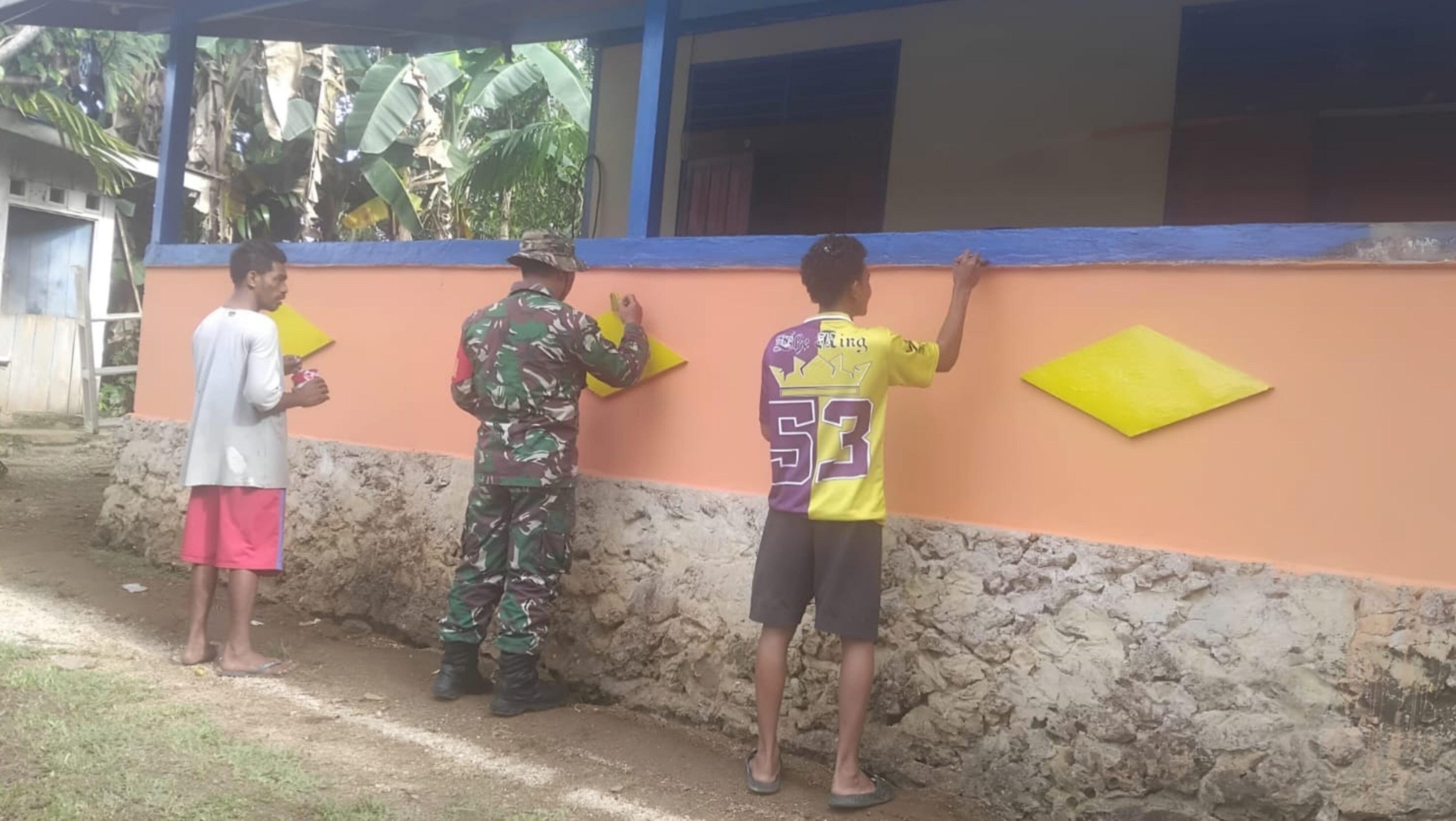 Kebersamaan TNI-Rakyat, Babinsa Numfor Bantu Warga Cat Teras Rumah