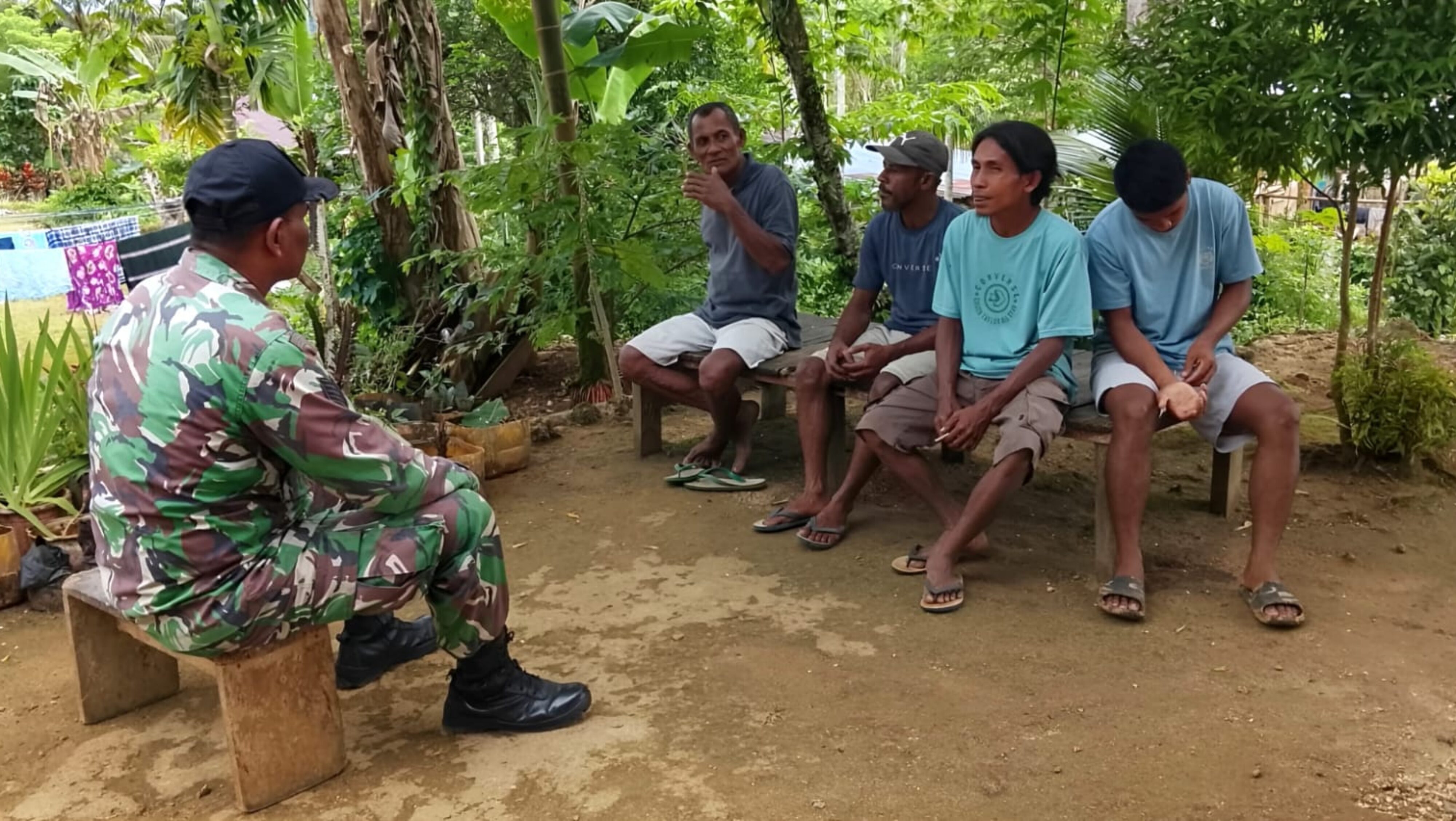 Babinsa Biak Utara Ajak Warga Jauhi Miras dan Jaga Keamanan Kampung