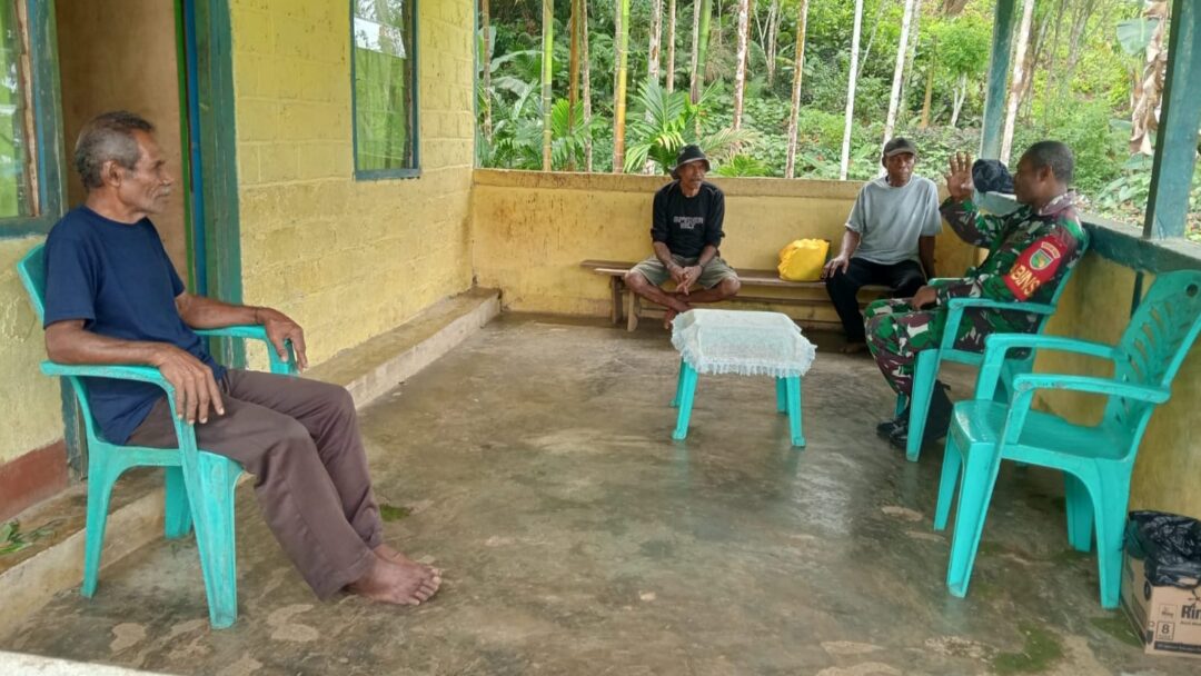 Melalui Komsos Rutin, Babinsa Biak Barat Pererat Hubungan dengan Warga