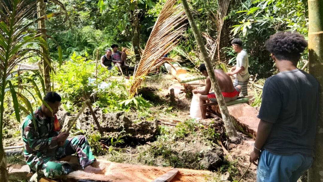 Jaga Tradisi Leluhur, Babinsa Warsa Bantu Warga Tokok Sagu