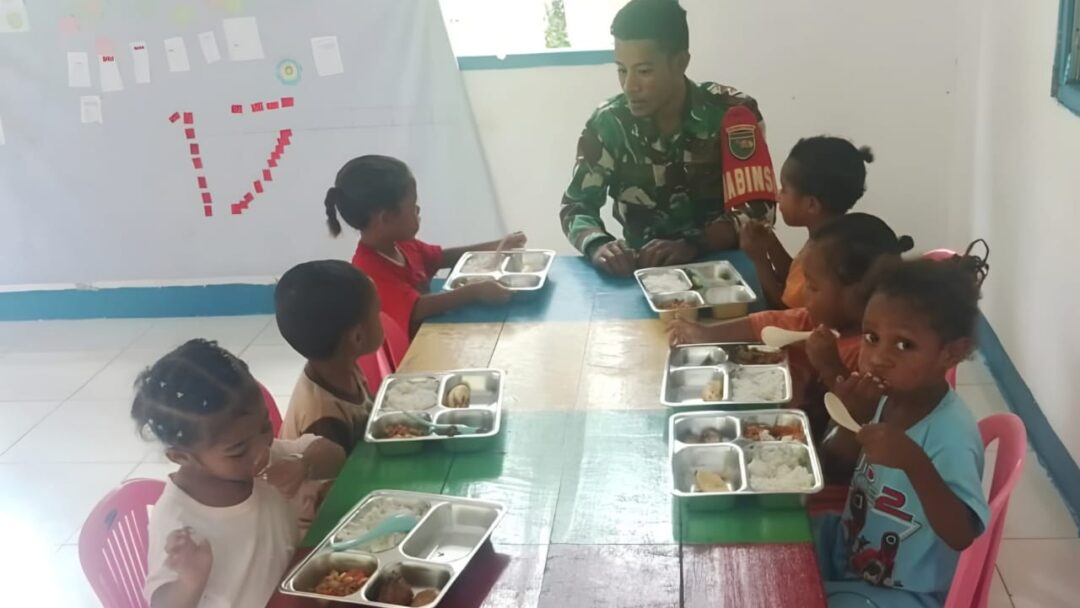 Anak Sehat dan Masa Depan cerah, Babinsa Biak Timur Dampingi Distribusi MBG