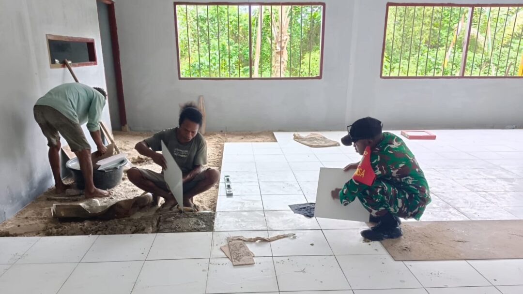Wujud Kepedulian, Babinsa Biak Utara Ikut Pasang Keramik Kios Warga