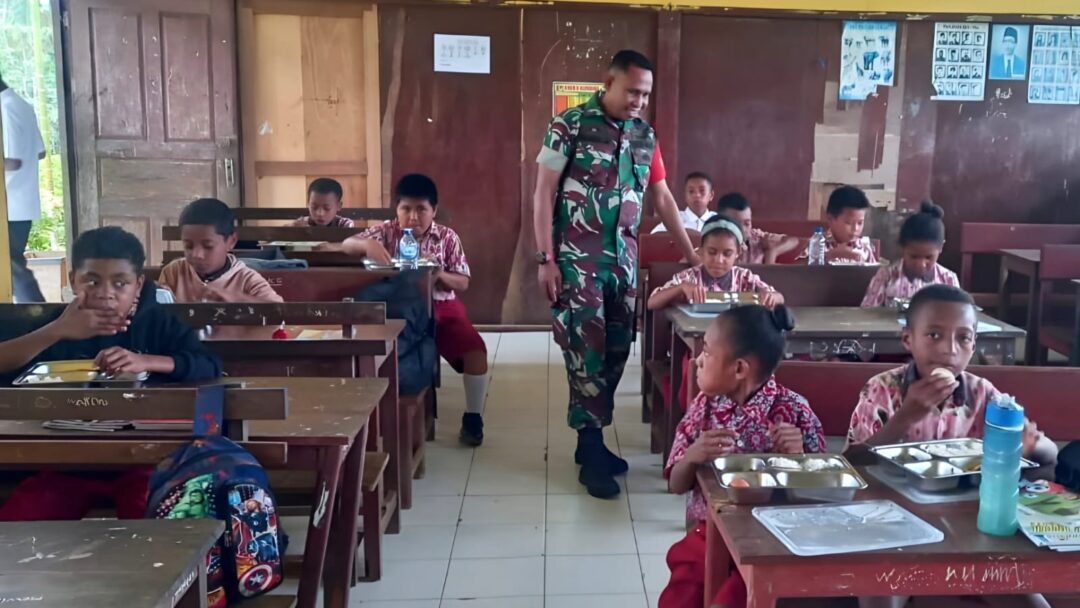 Dukung Generasi Sehat, Babinsa Biak Timur Dampingi Distribusi Makan Bergizi Gratis