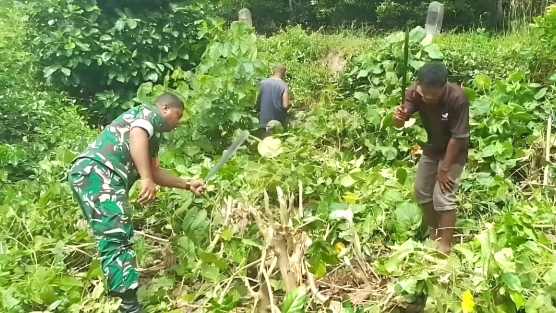 Jaga Lingkungan, Babinsa dan Warga Bersihkan Pesisir Pantai Yanem