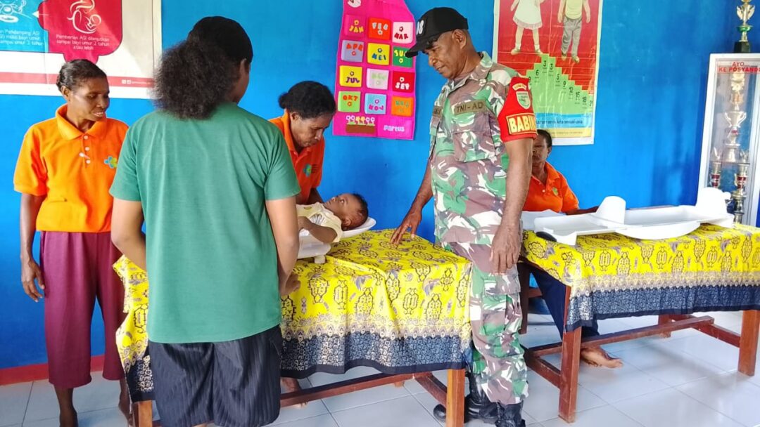Wujud Kepedulian TNI, Babinsa Biak Utara Aktif Dukung Kegiatan Posyandu