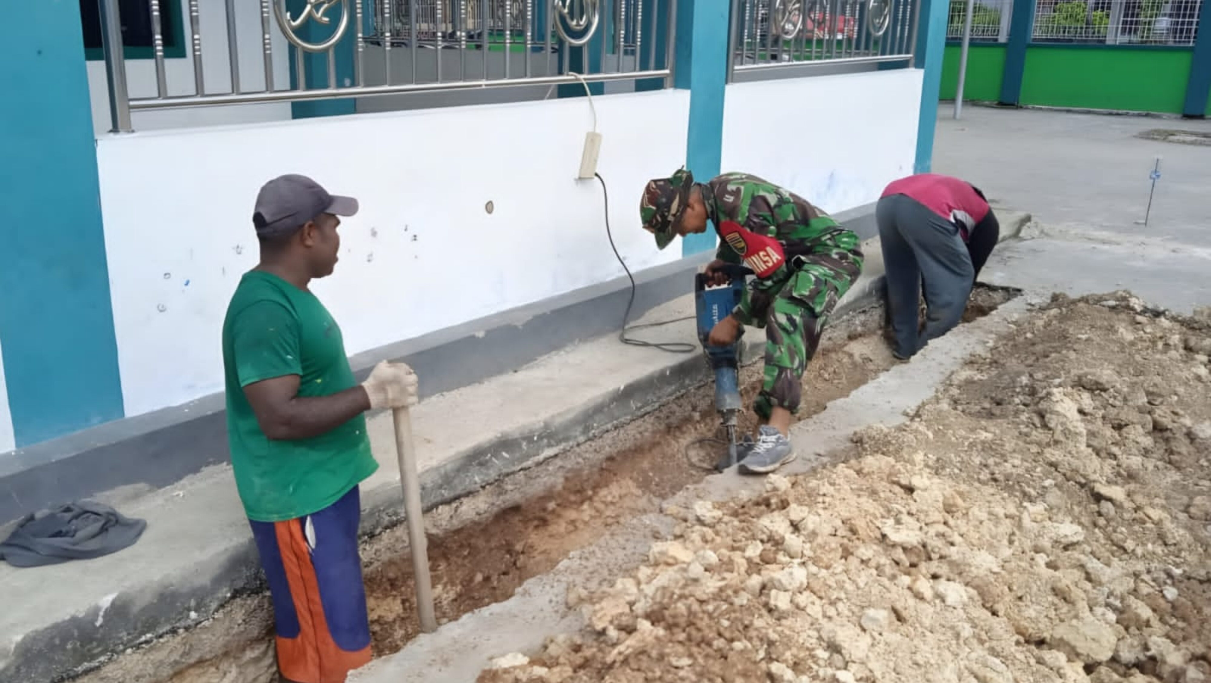 Cegah Genangan Air, Babinsa Bantu Pembuatan Parit di Depan Masjid Al-Ikhlas