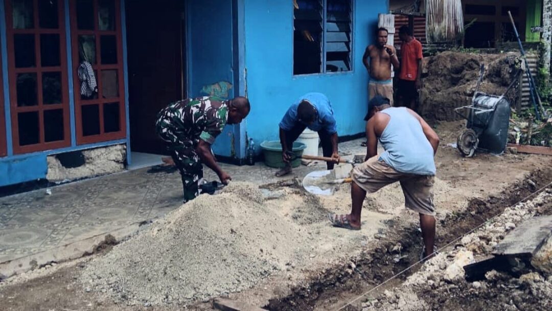 Sinergi TNI-Rakyat, Babinsa Biak Kota Bantu Pembangunan Rumah Warga