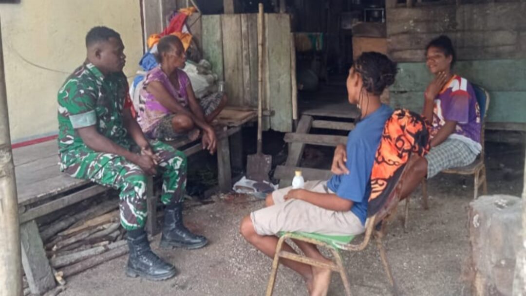 Babinsa Warsa Rutin Pererat Hubungan dengan Warga Kampung Maniri