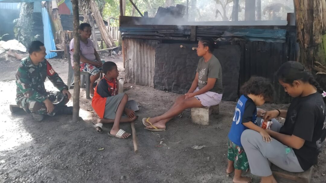 Wujudkan Kebersamaan, Babinsa Numfor Sambangi Rumah Warga