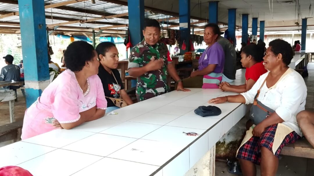 Wujudkan Nyaman, Babinsa Ajak Mama-Mama Jaga Kebersihan dan Ketertiban Pasar