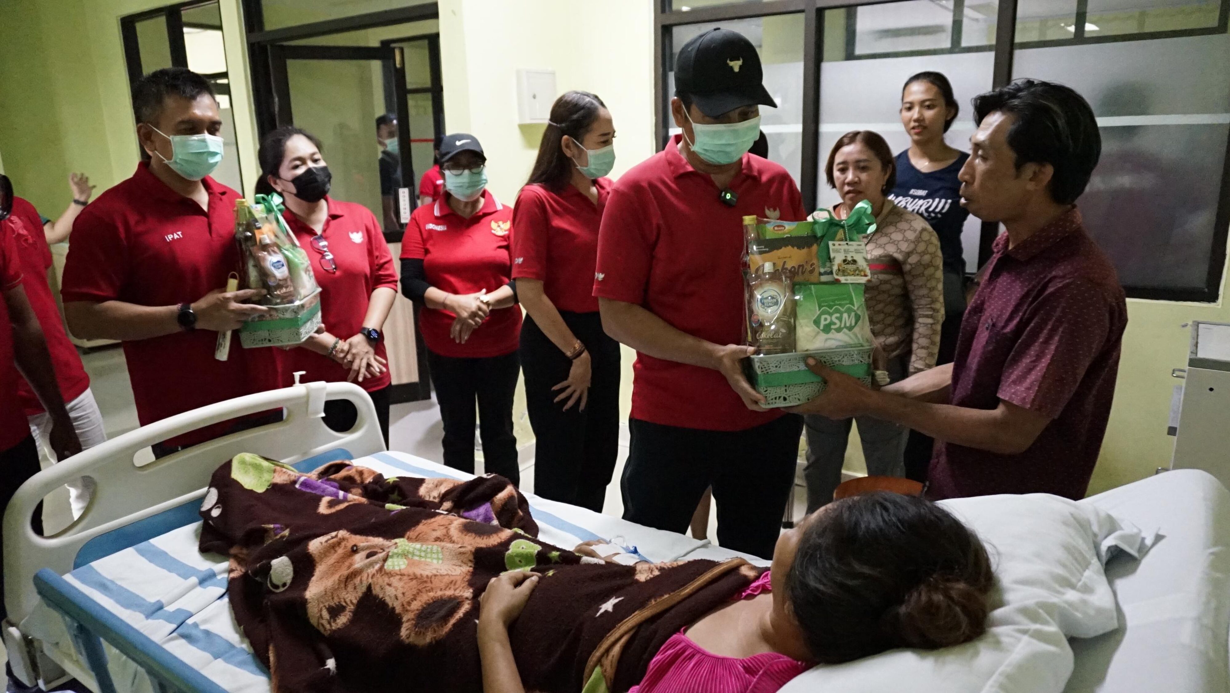 Bentuk Talikasih, Kembang-Ipat Sambangi Pasien Kelas III RSUD Negara