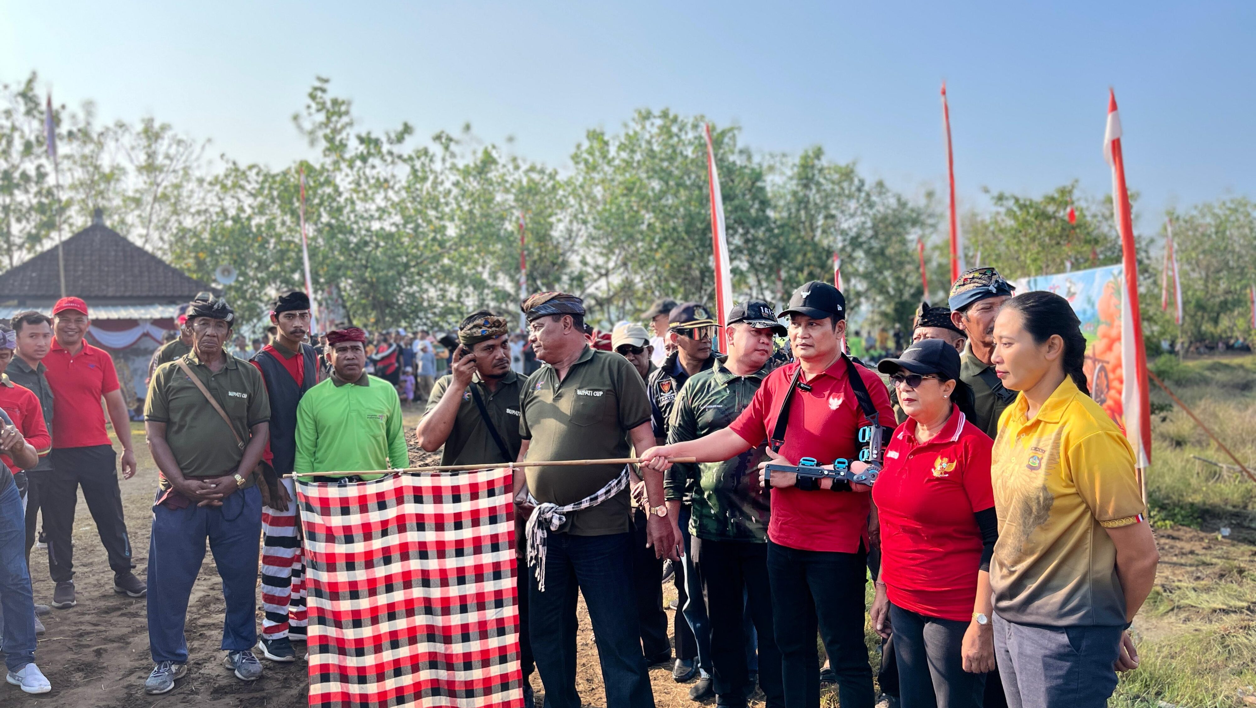 Antusiasme Memuncak, Ribuan Penonton Saksikan Ketatnya Mekepung Bupati Cup Di Sirkuit Samblong