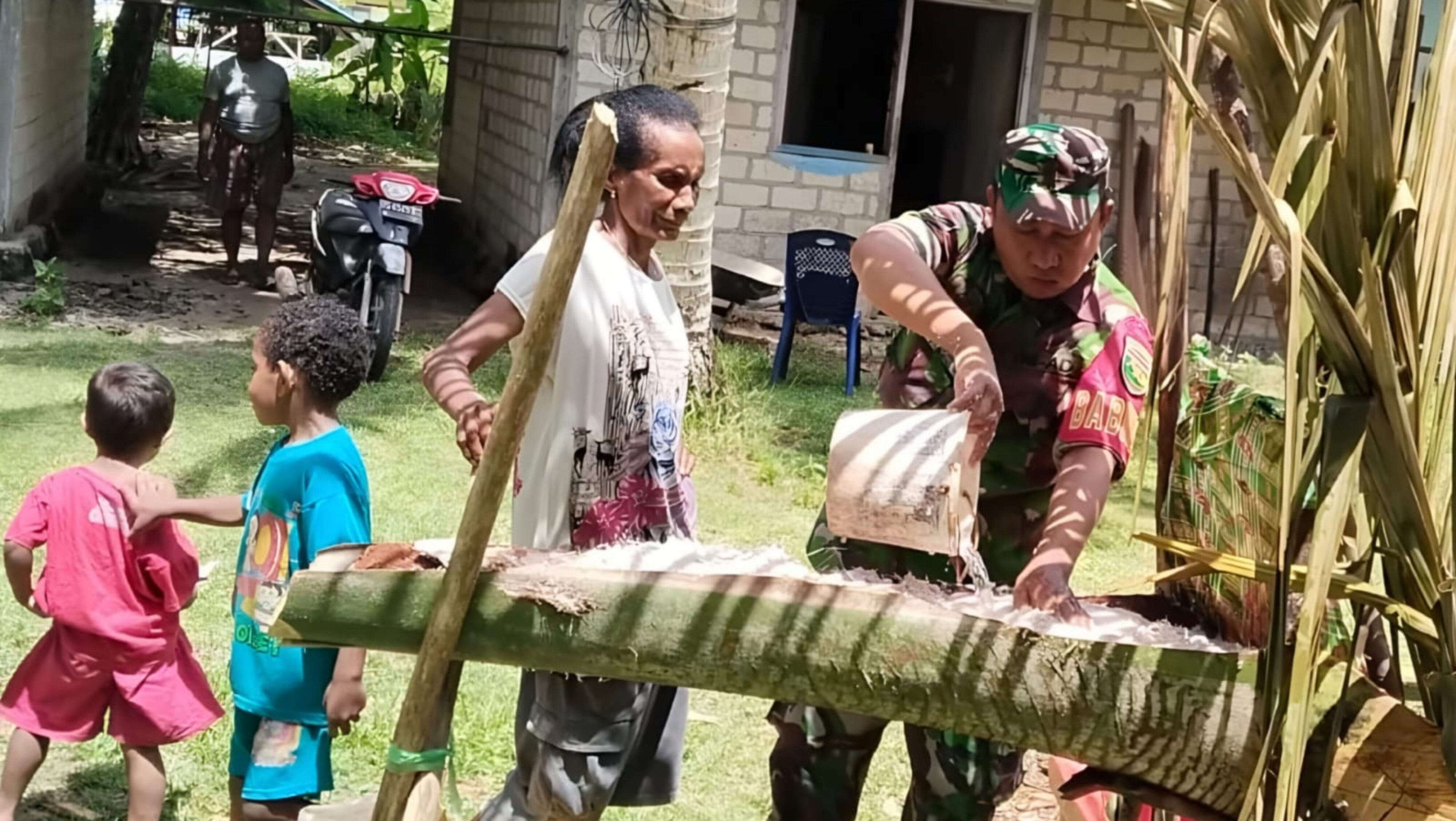Tingkatkan Kesejahteraan Keluarga, Babinsa Supiori Bantu Warga Olah Sagu