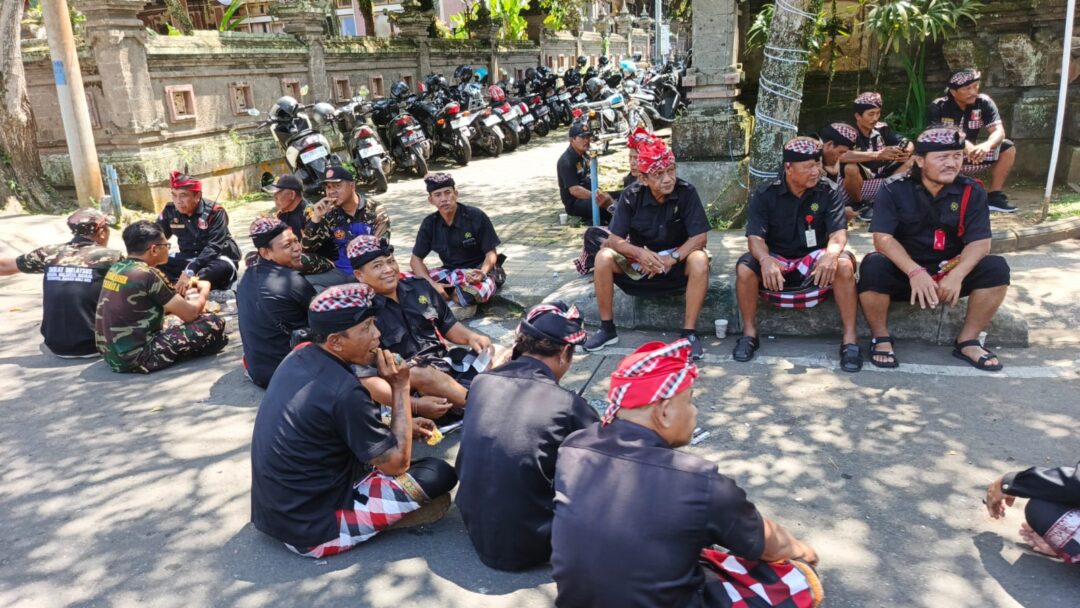 Antisipasi Aksi Anarkis, Pecalang Jembrana Siaga di Kantor DPRD