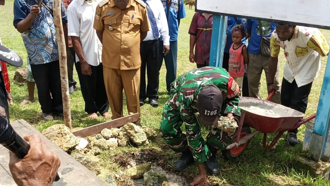 Ciptakan Lingkungan Belajar Nyaman, Babinsa Hadiri Peletekan Batu Pertama Pagar SD YPK Inasi