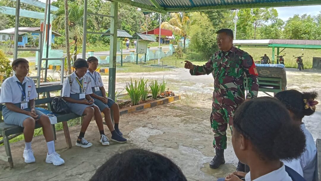 Melalui Komsos, Babinsa Biak Utara Berikan Motivasi kepada Siswa SMAN 1