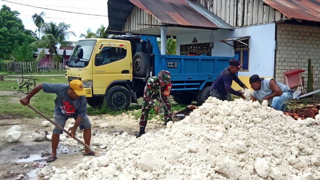 Atasi Genangan Air, Babinsa Biak Kota Bantu Warga Ratakan Timbunan Karang