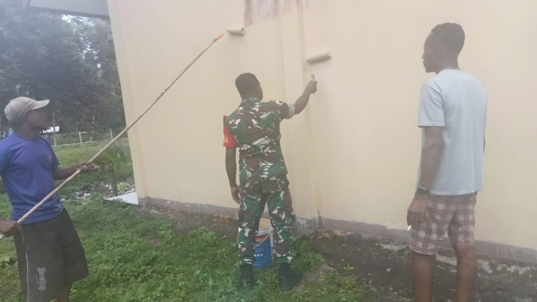 Wujud Kepedulian dan Kebersamaan, Babinsa Warsa Bantu Warga Cat Rumah