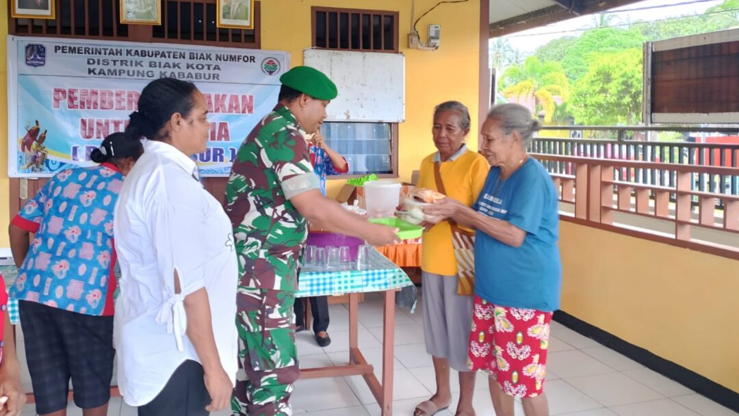 Peduli Kesehatan Lansia, Babinsa Bersama PKK Kababur Laksanakan Program Makan Sehat