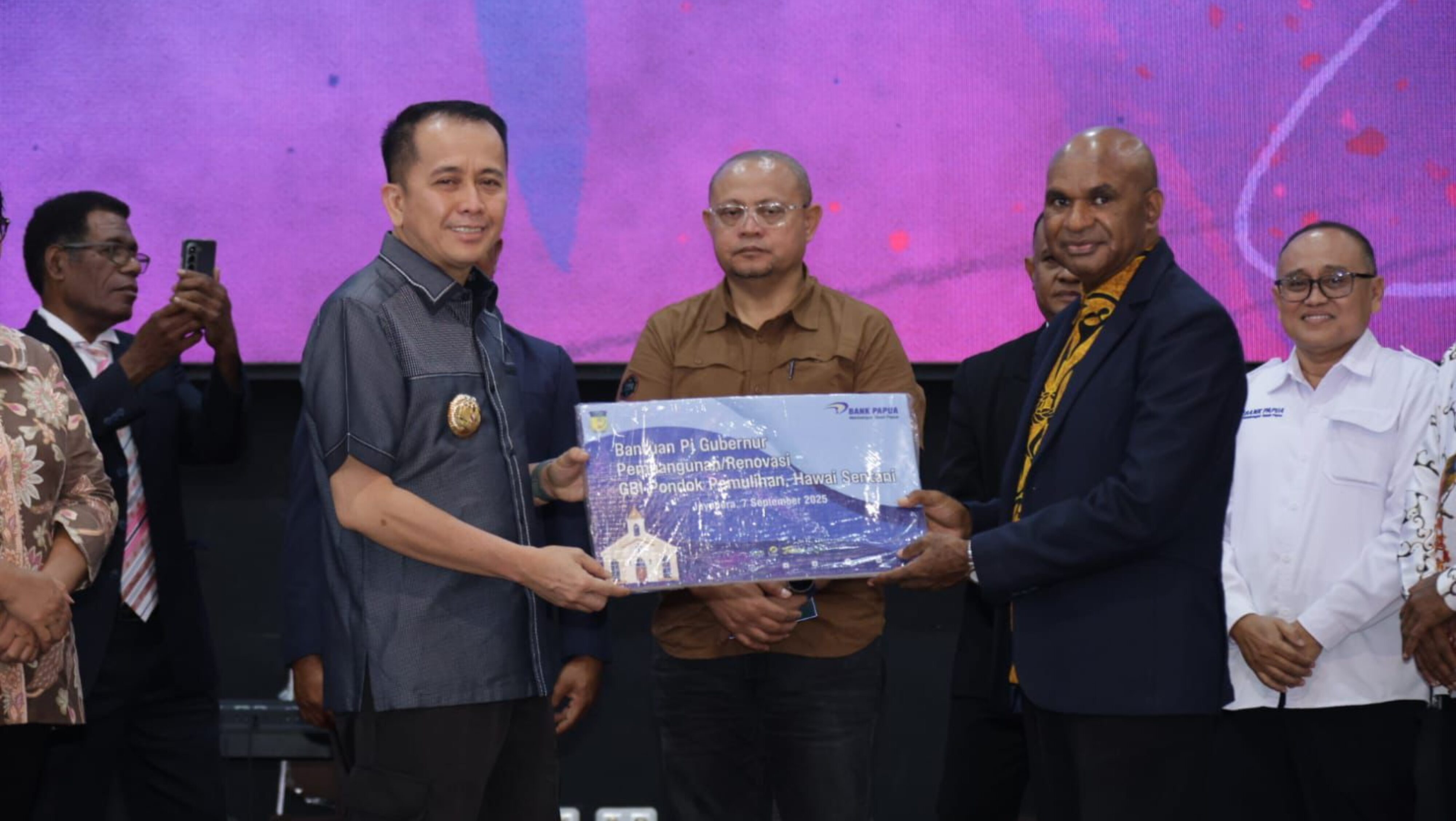 Pj Gubernur Papua Agus Fatoni Beri Bantuan ke GBI Pondok Pemulihan di Sentani