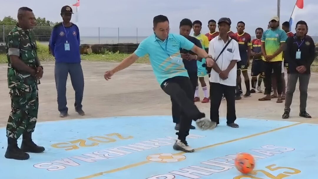 Sambut Harhubnas, Babinsa Supiori Selatan Ajak Pemuda Junjung Sportivitas Lewat Futsal
