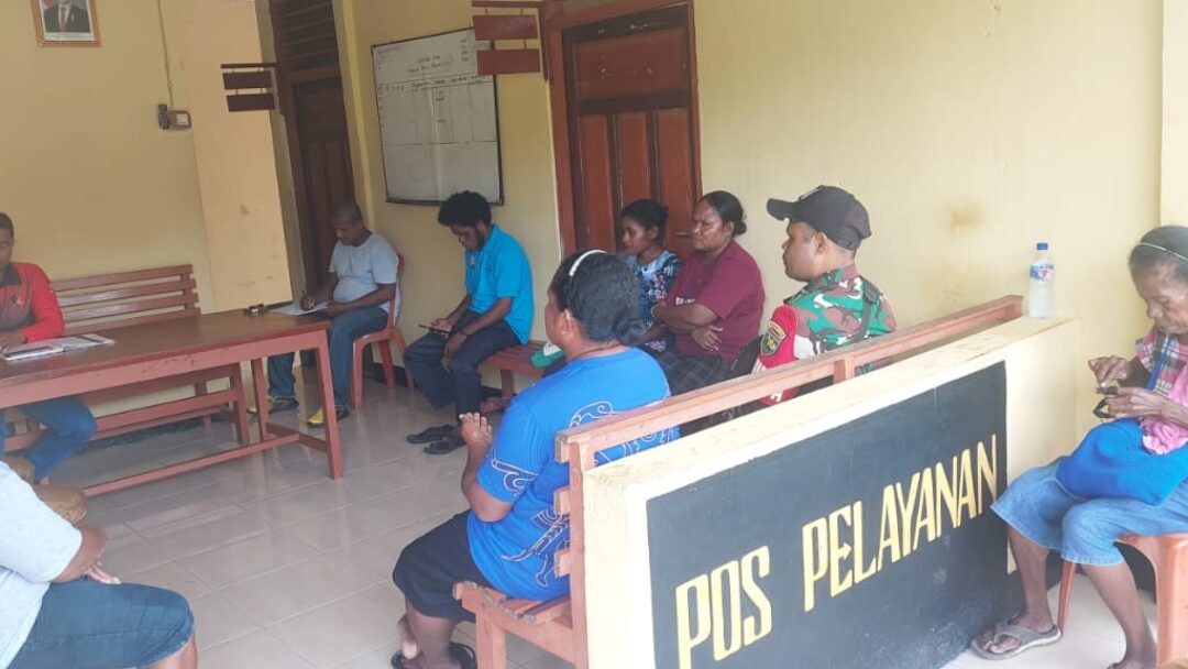 Perkuat Kemanungalan TNI-Rakyat, Babinsa Supiori Hadiri Mediasi Warga di Supiori Barat