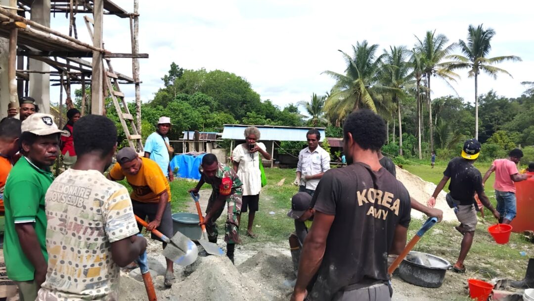 Wujud Kepedulian TNI, Babinsa Biak Kota Bantu Pembangunan Gereja GKI Eden Arwe