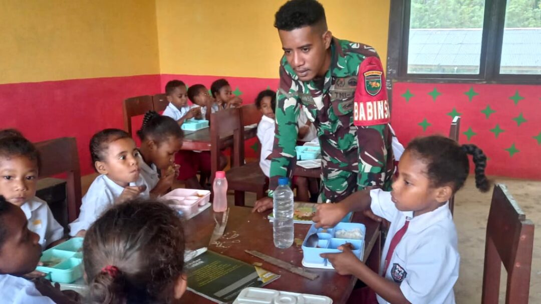 Dukung Generasi Sehat, Babinsa Aktif Dampingi Distribusi MBG di Biak Timur