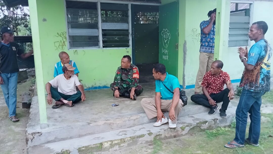 Cegah Hoax, Babinsa Biak Barat Ajak Warga Bijak Menyikapi Informasi