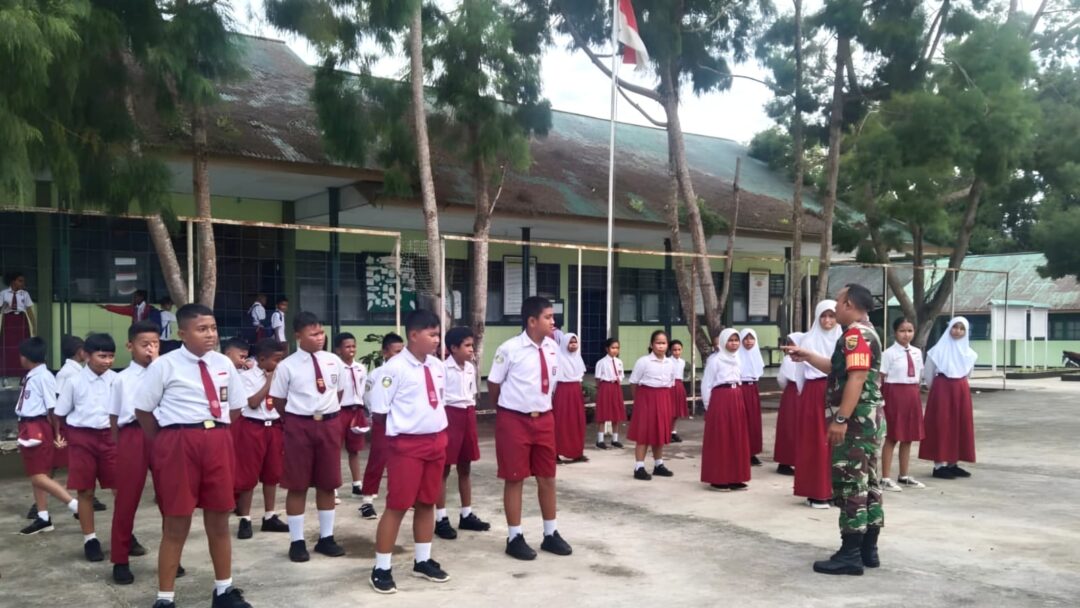 Bentuk Karakter Murid Sejak Dini, Babinsa Latih PBB dan Wasbang di SD Kartika