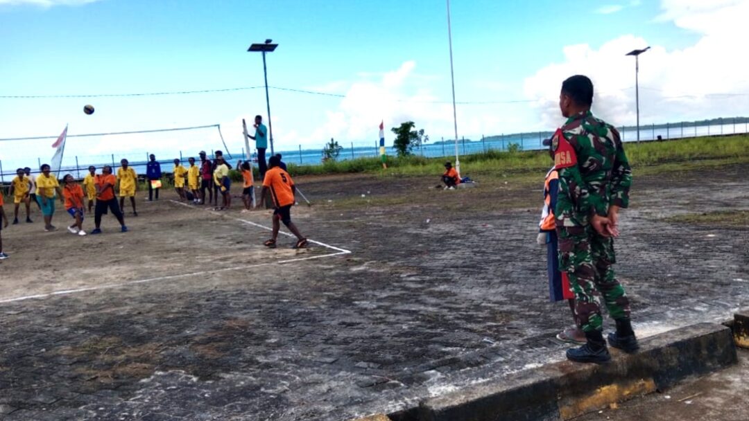 Babinsa Monitoring Turnamen Bola Voli dan Futsal Sambut HARHUBNAS di Supiori