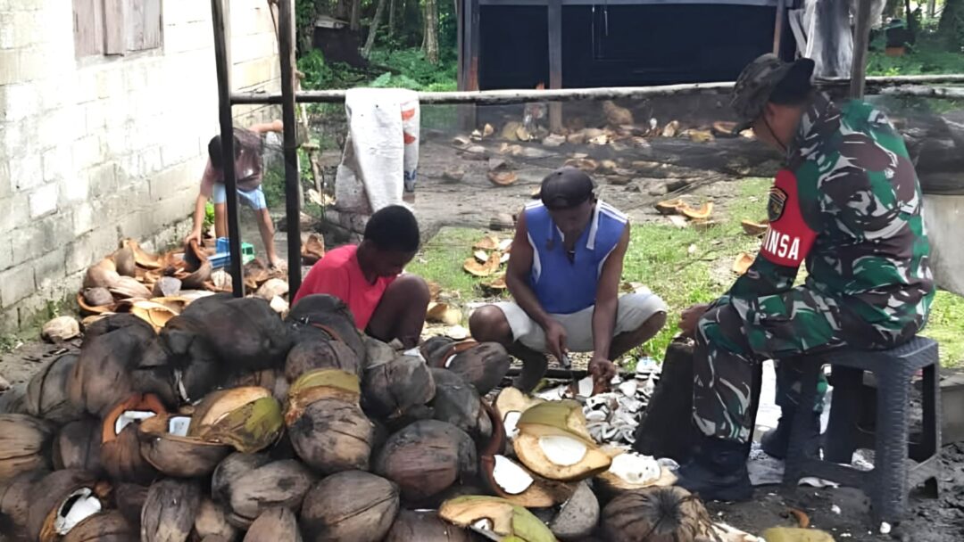 Dukung Ekonomi Warga, Babinsa Numfor Bantu Warga Proses Pembuatan Kopra