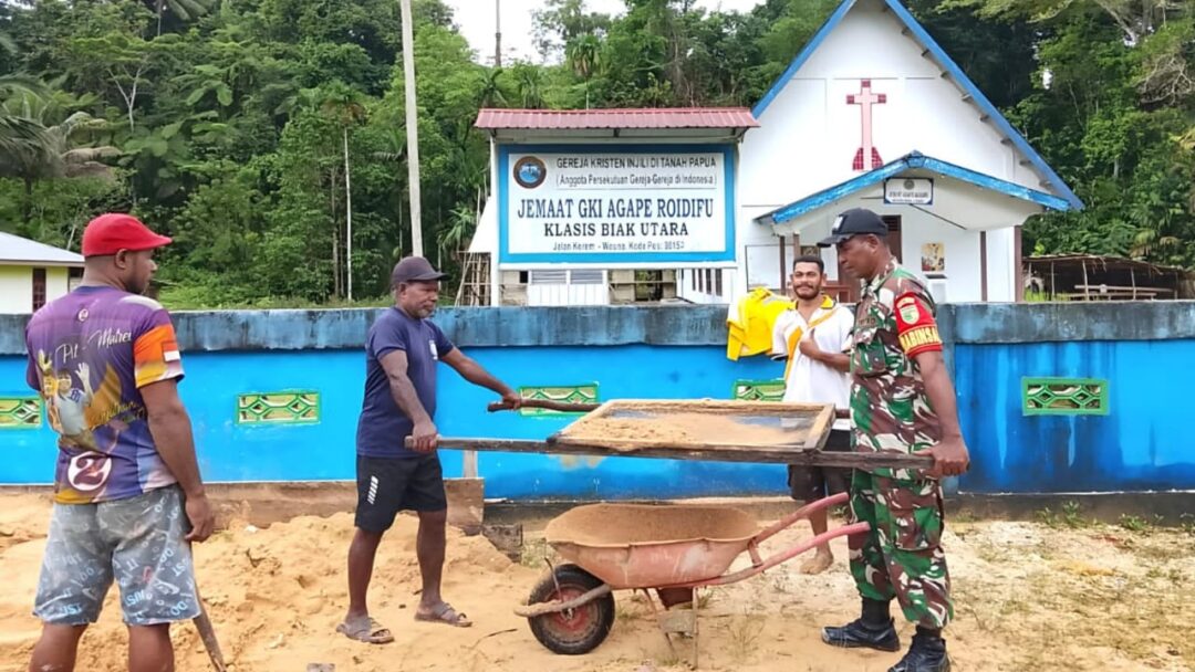 Percepat Pembangunan Gereja, Babinsa Biak Utara Bantu Warga Ayak Pasir