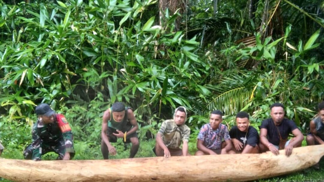Ringankan Beban Masyarakat, Babinsa Bantu Warga Angkat Perahu di Kampung Sopen