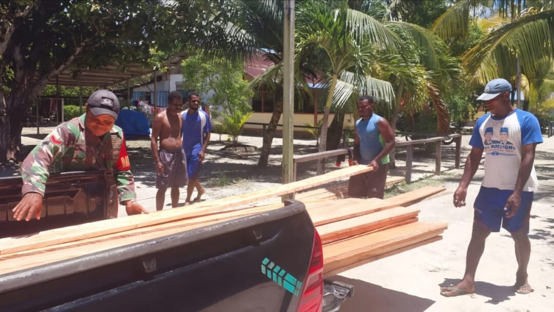 Peduli, Babinsa Membantu Warga Binaan Turunkan Papan dari Kendaraan