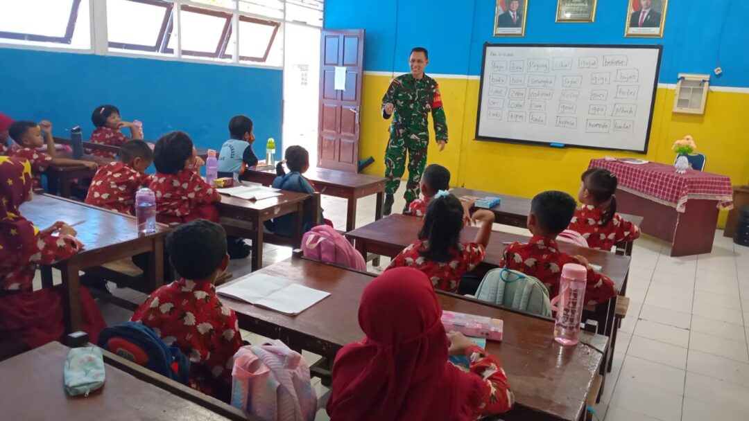 Peduli Pendidikan Anak, Babinsa Biak Kota Bantu Mengajar di SDN Angkasa