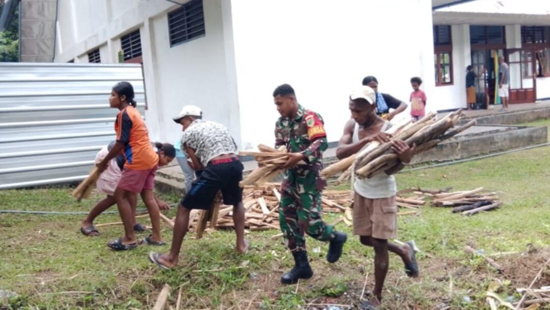 Ringankan Beban, Babinsa Bantu Warga Jemaat Belah Kayu Bakar