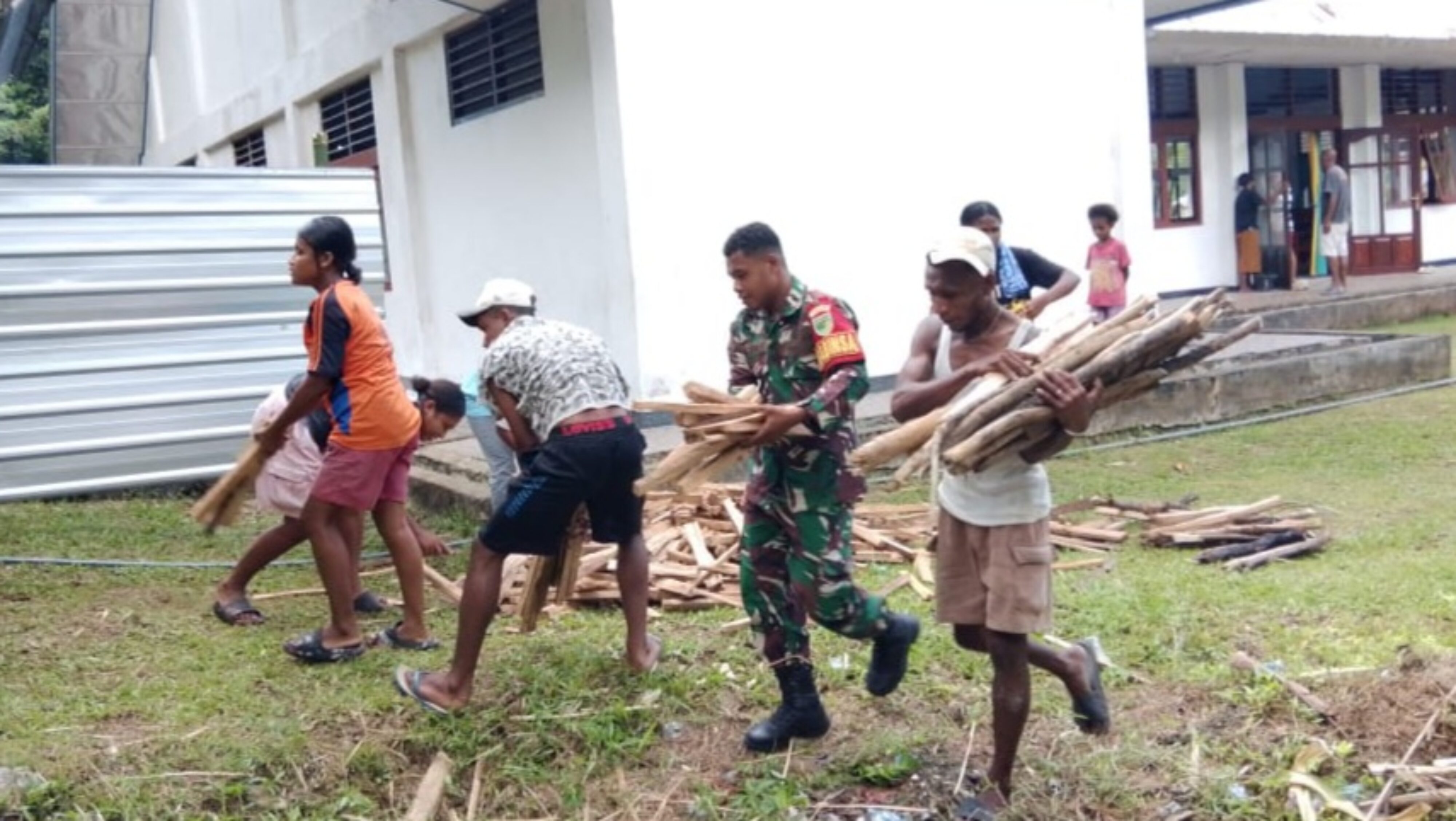 Ringankan Beban, Babinsa Bantu Warga Jemaat Belah Kayu Bakar