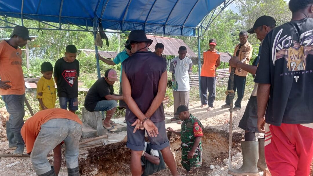 Wujud Kebersamaan, Babinsa Biak Utara Bantu Warga Gali Liang Kubur