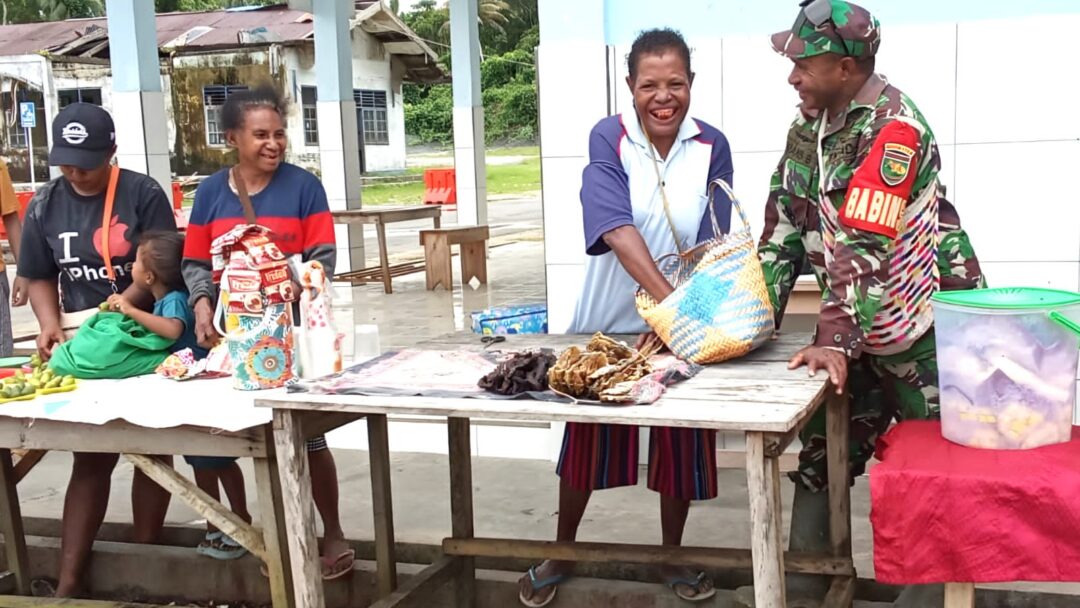 Agar Lancar Usaha, Babinsa Numfor Ajak Pedagang Jaga Kebersihan dan Keramahan