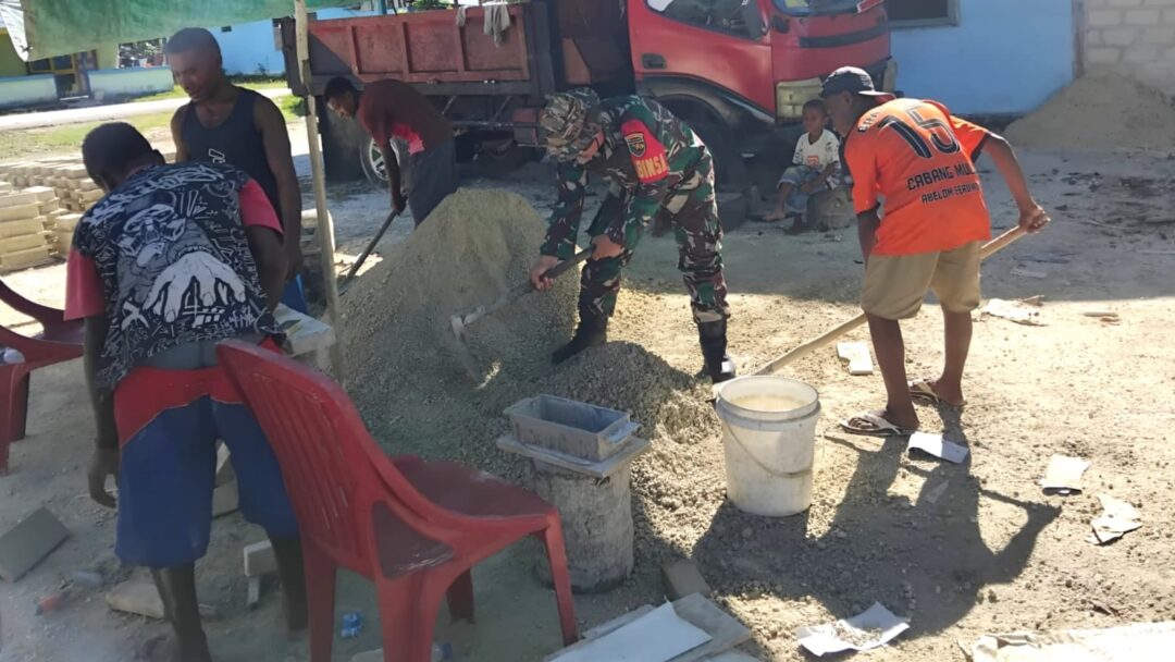 Peduli Warga, Babinsa Pulau Numfor Bantu Pembuatan Batu Tela