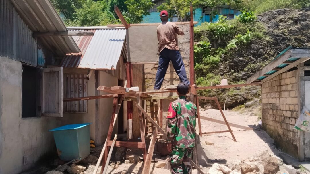 Ciptakan Lingkungan Bersih dan Sehat, Babinsa Bantu Warga Buat Jamban