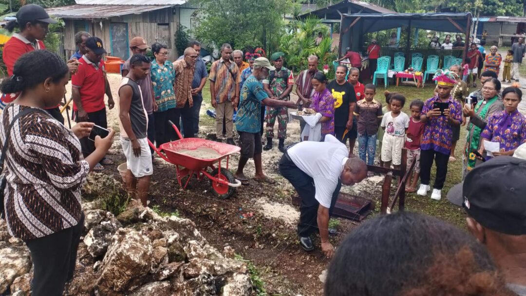 Babinsa Hadiri Peletakan Batu Pertama Gedung Sekolah Minggu Rayon 2 HIP Sorido