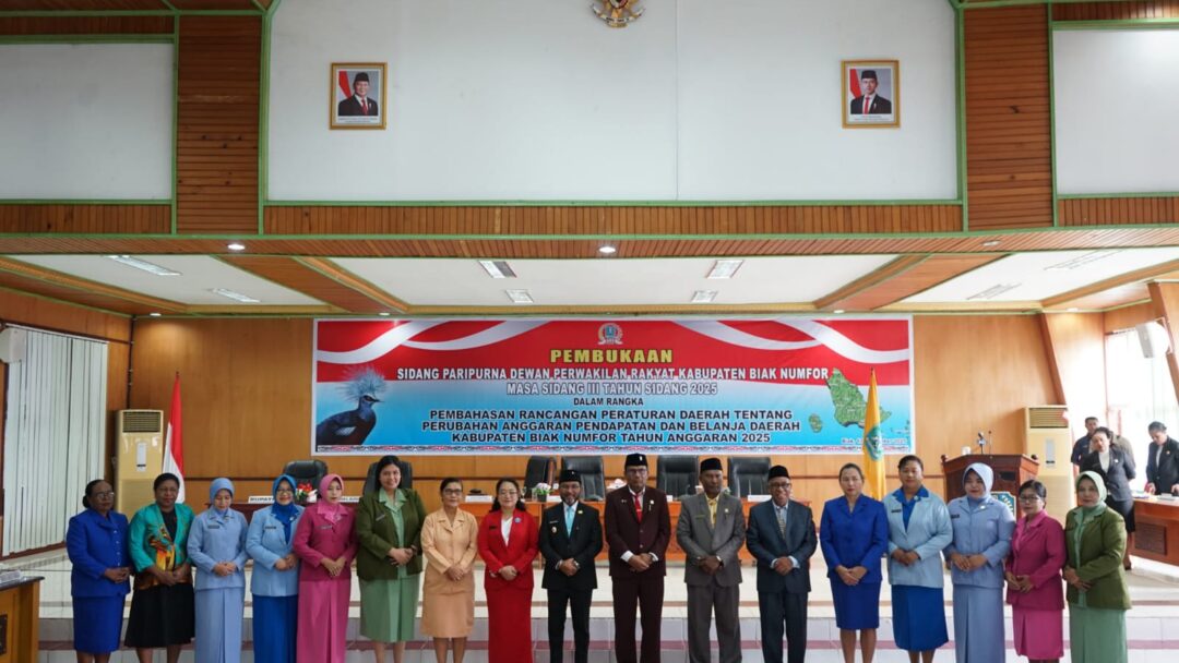 Ketua Persit KCK Dim 1708 Dampingi Ibu Wabup Biak Hadiri Sidang Paripurna DPRK
